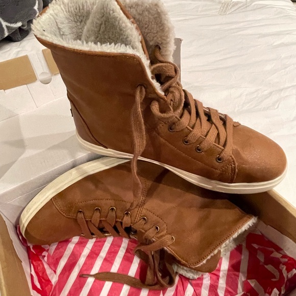 Suede Boot with sherpa inside - Picture 4 of 5